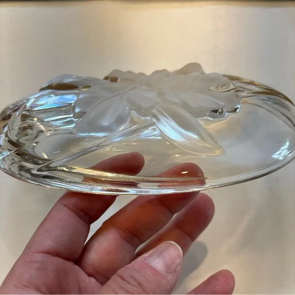 Vintage Mikasa Elegant Glass Dish with Floral Design 7” - Picture 4 of 5